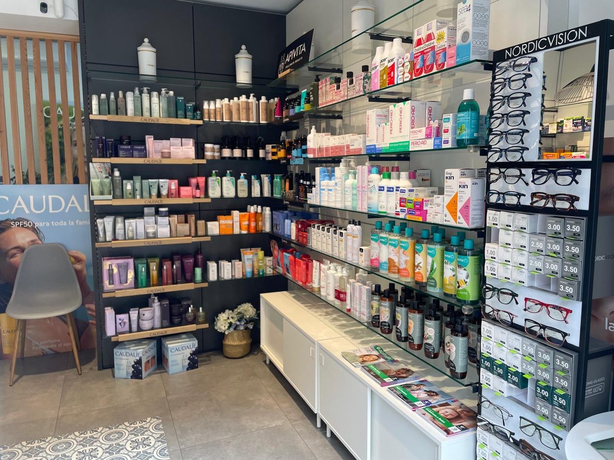 Interior de la Farmacia Lux Astra Chamartín, foto 1