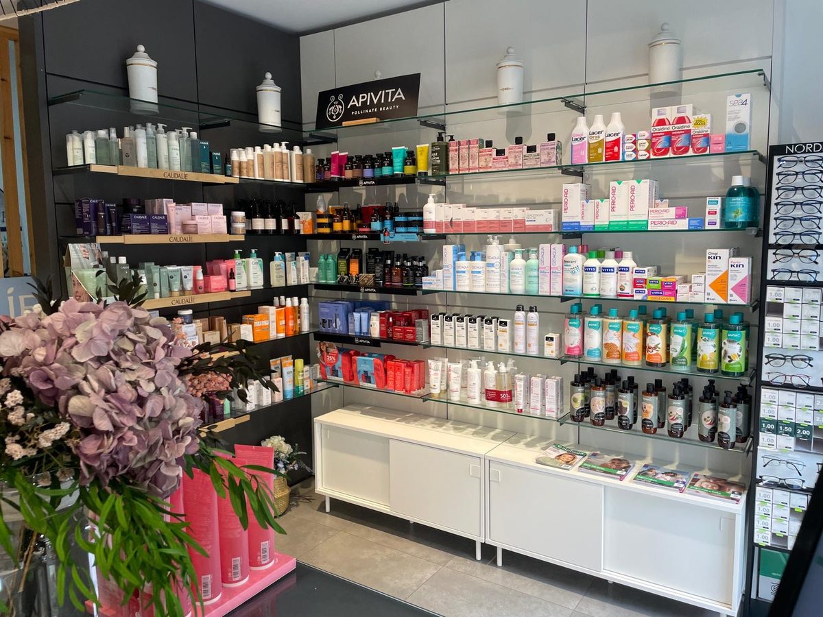 Interior de la Farmacia Lux Astra Chamartín, foto 2