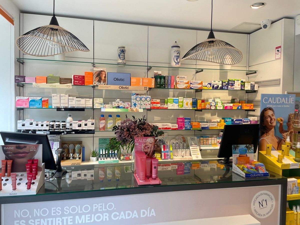 Interior de la Farmacia Lux Astra Chamartín, foto 5