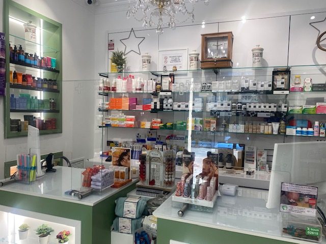 Interior de la Farmacia Lux Astra Chamberí, foto 2