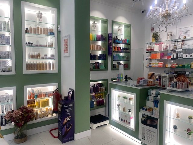 Interior de la Farmacia Lux Astra Chamberí, foto 3