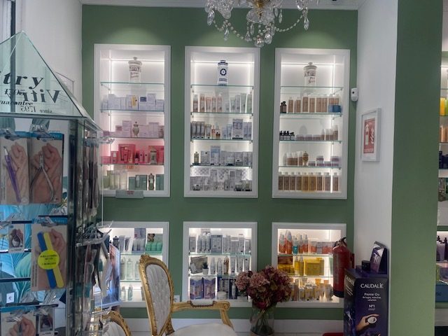 Interior de la Farmacia Lux Astra Chamberí, foto 4