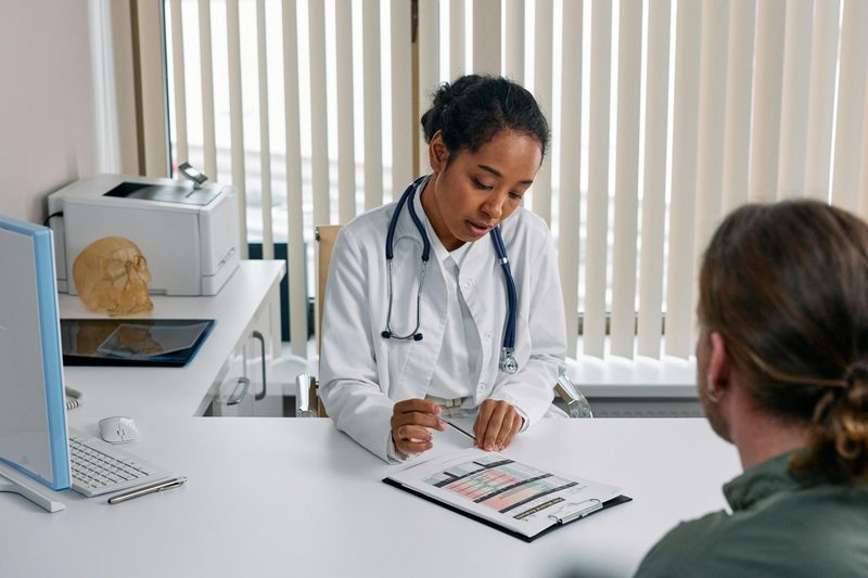 Farmacéutica atendiendo a un paciente